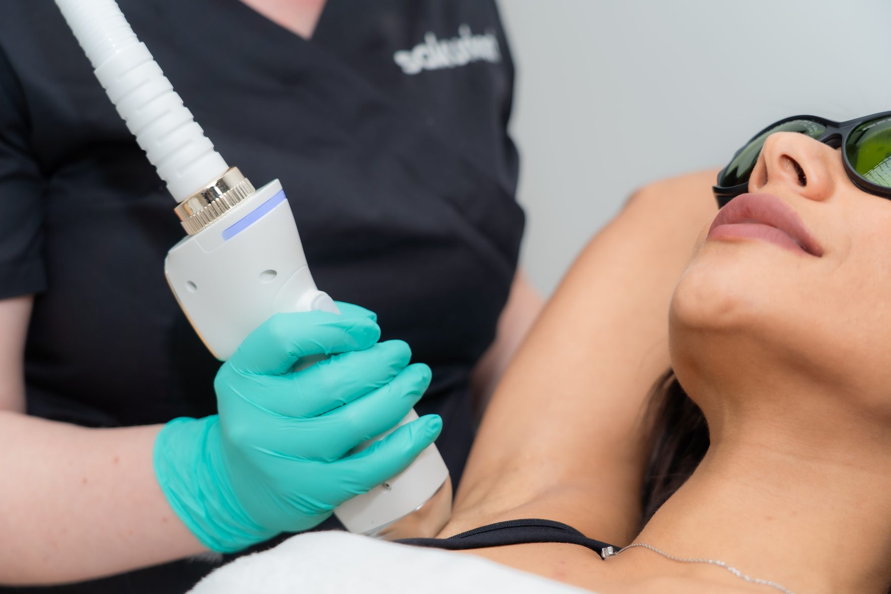 Pièce à main du laser diode LazePro Ultra en séance d'épilation — SAKURION, Etterbeek
